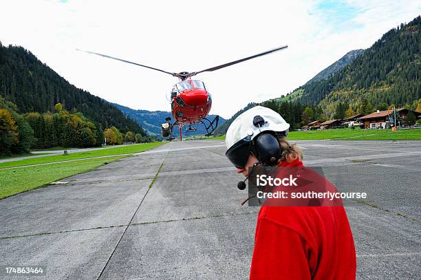 Moderno Multipurpose Helicóptero Landing At Airfield Foto de stock y más banco de imágenes de Casco - Herramientas profesionales