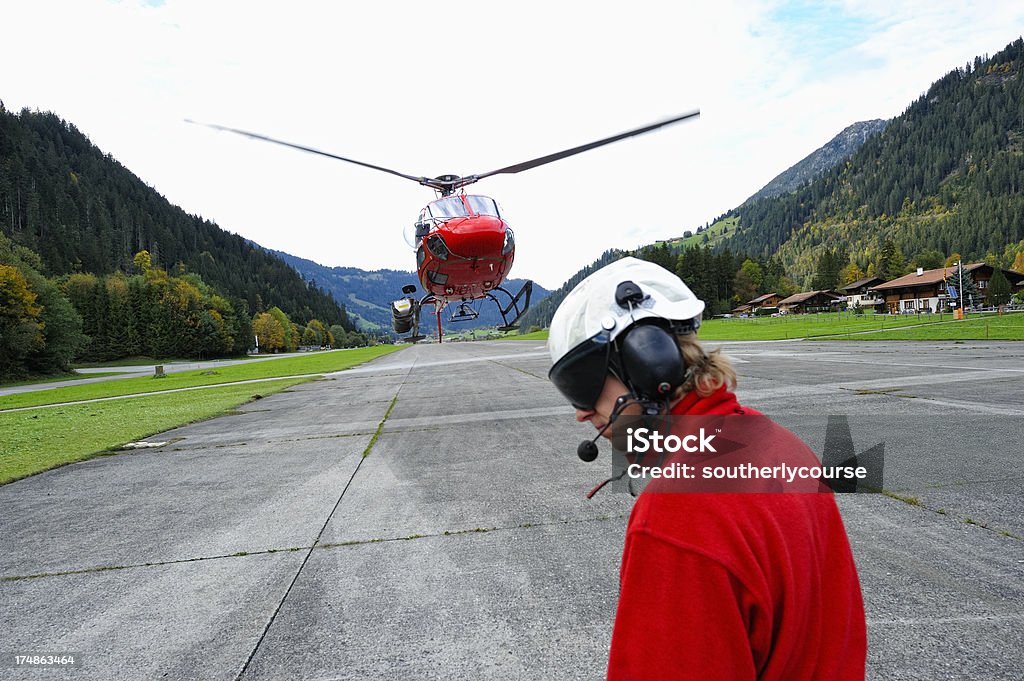 Multifunzione elicottero atterrare all'aeroporto - Foto stock royalty-free di Cuffia protettiva