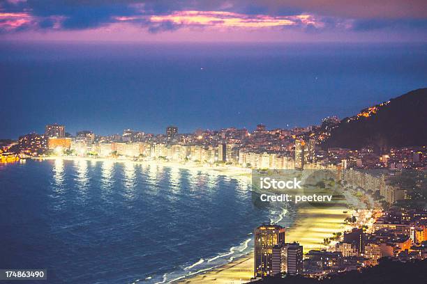 Copacabana À Noite - Fotografias de stock e mais imagens de Ao Ar Livre - Ao Ar Livre, Brasil, Cidade