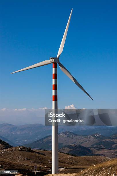 Turbina Wiatrowa - zdjęcia stockowe i więcej obrazów Bez ludzi - Bez ludzi, Biały, Chmura