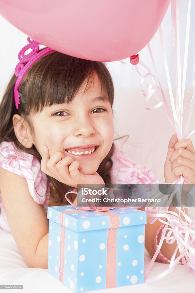 Aniversário Menina segurando balões e uma oferta - Royalty-free 6-7 Anos Foto de stock