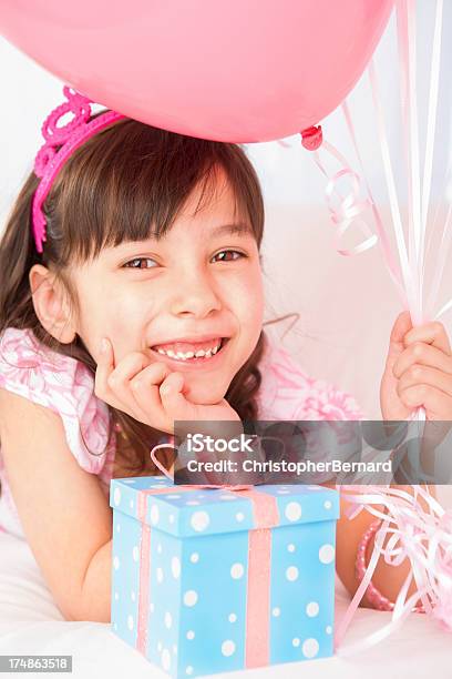 Aniversário Menina Segurando Balões E Uma Oferta - Fotografias de stock e mais imagens de 6-7 Anos - 6-7 Anos, Alegria, Aniversário