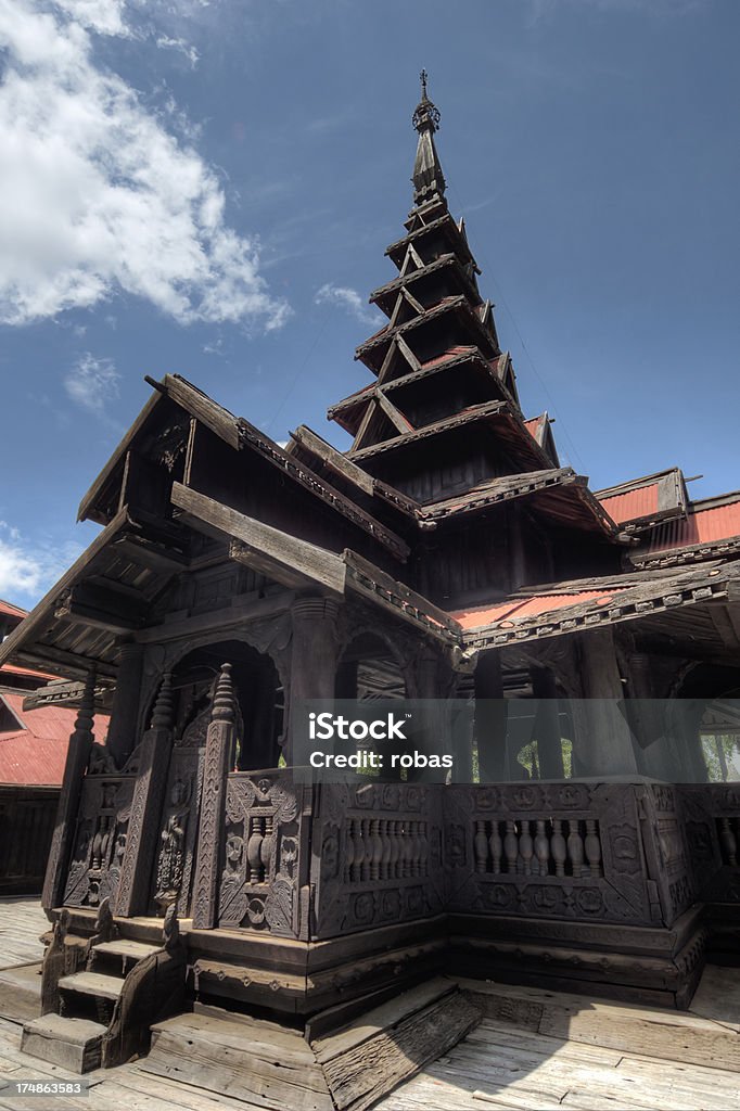 O mosteiro Kyaung Bagaya de madeira perto de Mandalay (Myanmar) - Foto de stock de Alto - Descrição Geral royalty-free