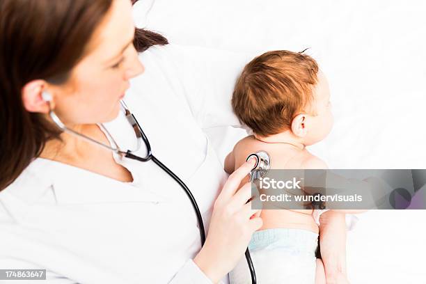 Arzt Hören Babys Herzschlag Stockfoto und mehr Bilder von 2-5 Monate - 2-5 Monate, Allgemeinarztpraxis, Ansicht aus erhöhter Perspektive