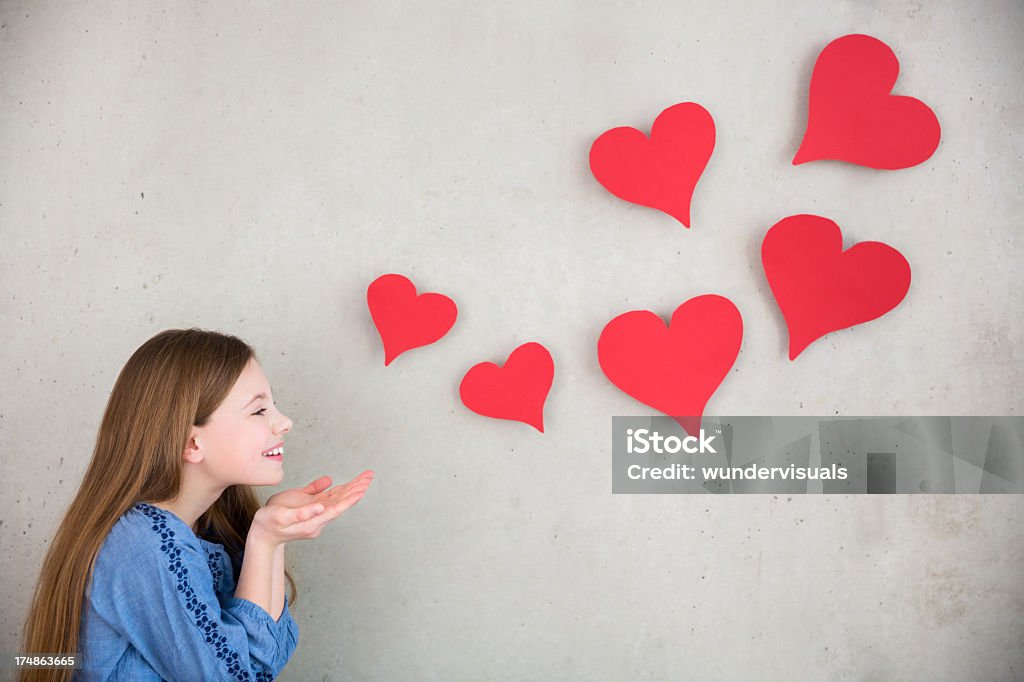 Chica soplar corazones de distancia - Foto de stock de Adolescente libre de derechos