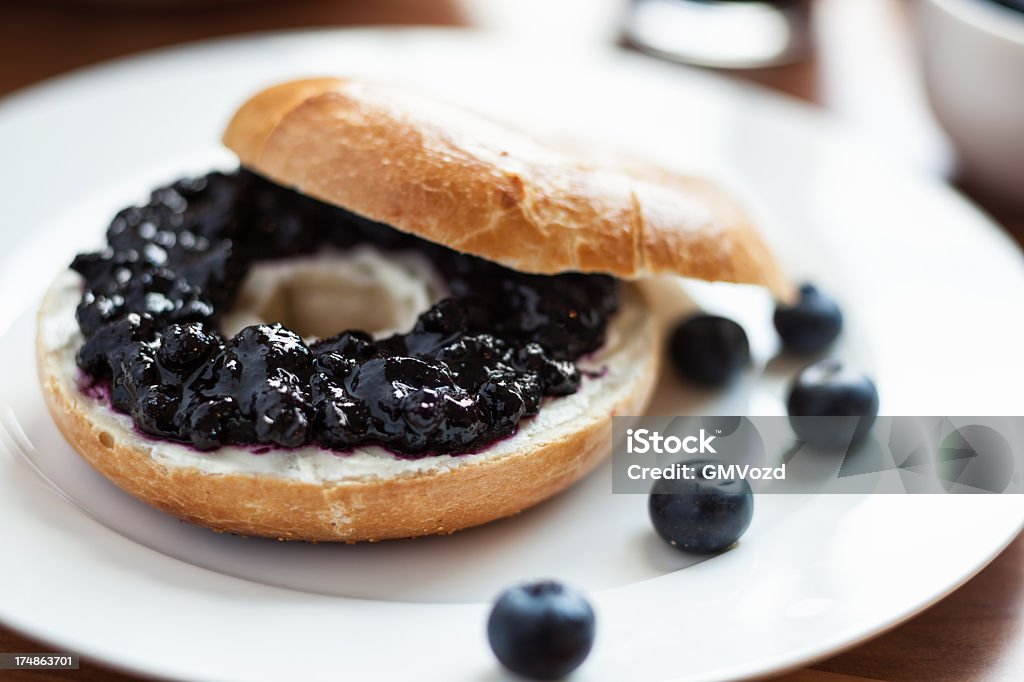 Bagel avec confiture de myrtille - Photo de Aliment libre de droits