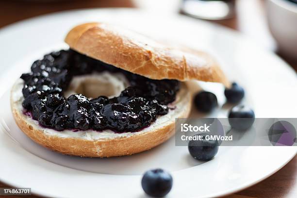 Photo libre de droit de Bagel Avec Confiture De Myrtille banque d'images et plus d'images libres de droit de Aliment - Aliment, Bagel, Confiture