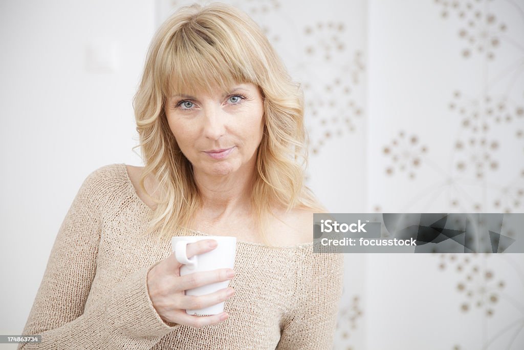 Bella donna con una tazza di caffè - Foto stock royalty-free di Abbigliamento casual