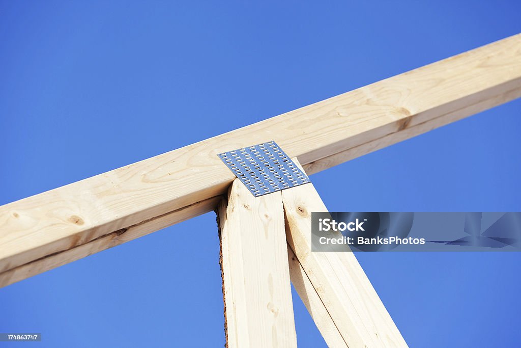 Cobertura da estrutura comum contra o céu azul - Foto de stock de Telhado royalty-free