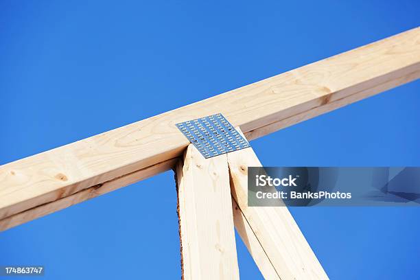Foto de Cobertura Da Estrutura Comum Contra O Céu Azul e mais fotos de stock de Telhado - Telhado, Armação de Construção, Azul