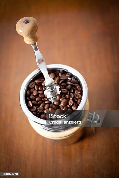 Kaffee In Altmodische Schleifmaschine Stockfoto und mehr Bilder von Alkoholfreies Getränk - Alkoholfreies Getränk, Altertümlich, Ausrüstung und Geräte