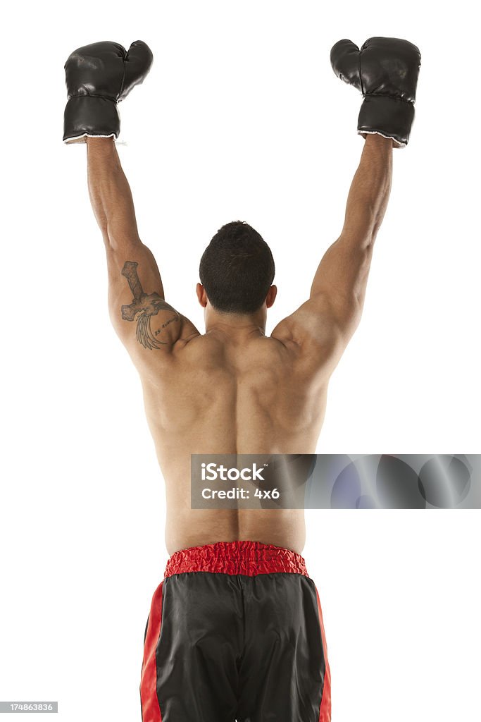 Rear view of a male боксер, стоя с руки, поднятые - Стоковые фото 20-29 лет роялти-фри