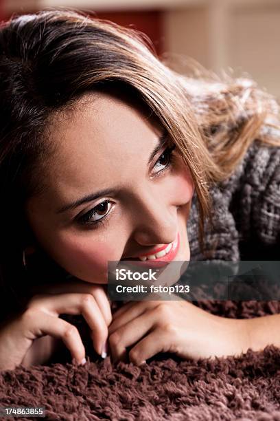 Moda Hermosa Oscura Y Sonriente Mirando A Otro Lado Foto de stock y más banco de imágenes de 20 a 29 años