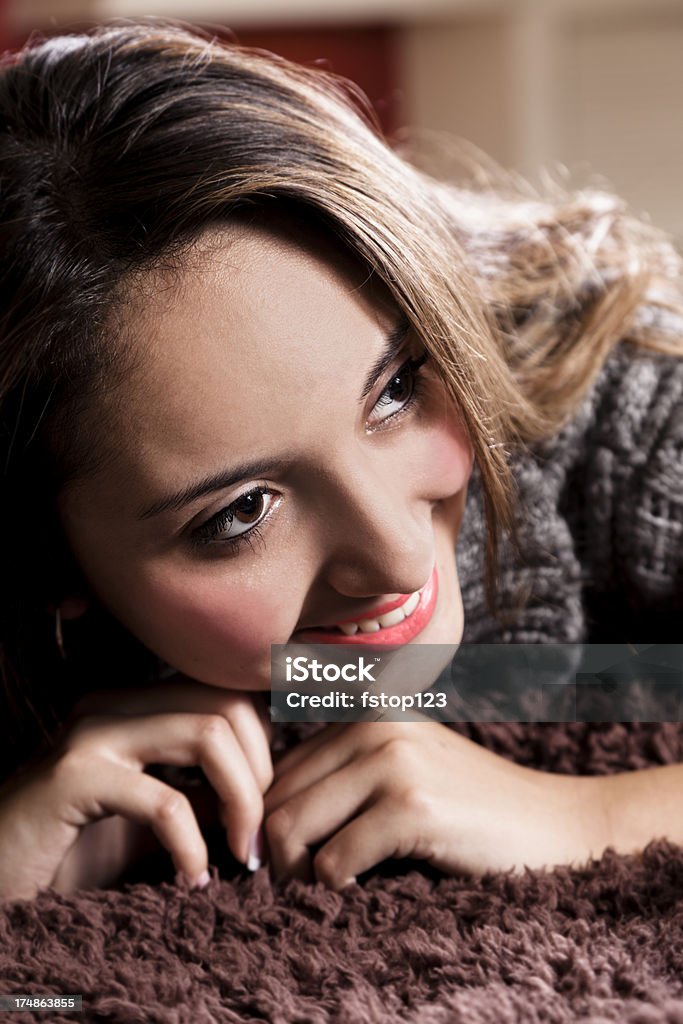 Moda bella brunette guardando lontano e sorridente - Foto stock royalty-free di Abbigliamento casual