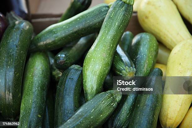 Pepinos Foto de stock y más banco de imágenes de Alimento - Alimento, Color - Tipo de imagen, Comida sana