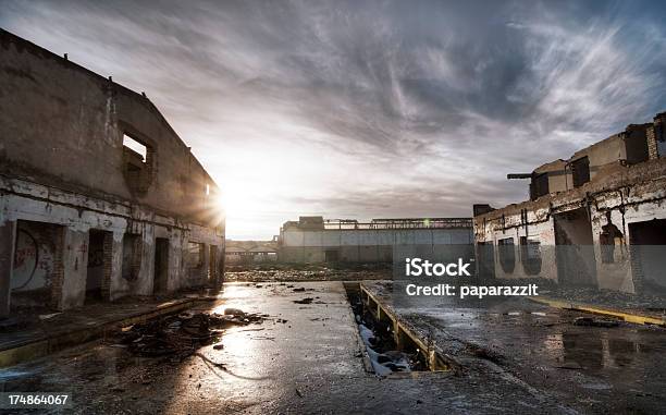 Foto de Old Cabana Arruinada Arquitetura Industrial e mais fotos de stock de Estupefação - Estupefação, Acabado, Acidentes e desastres