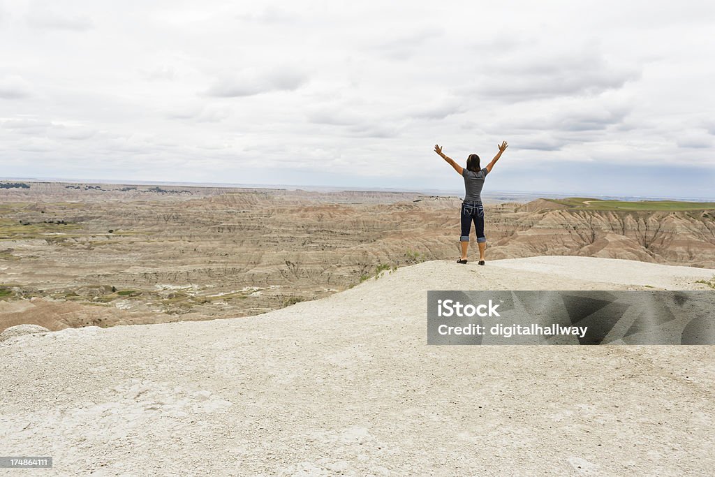 Поднимая руки с Praise на горы - Стоковые фото Южная Дакота роялти-фри