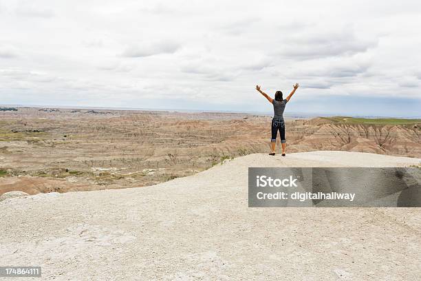 Поднимая Руки С Praise На Горы — стоковые фотографии и другие картинки Южная Дакота - Южная Дакота, Восхваление - религия, Женщины