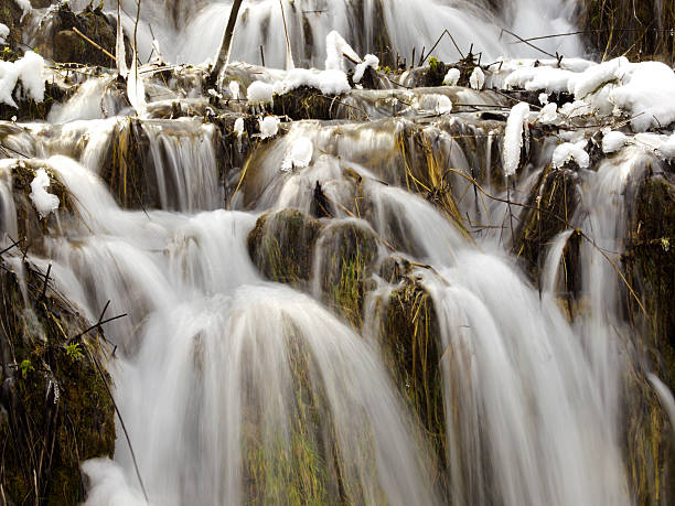 cachoeiras cascades - plitvice lakes national park croatia winter sparse - fotografias e filmes do acervo