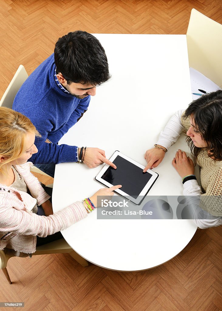 Trabajo en equipo con tableta Digital en el escritorio - Foto de stock de Actividades bancarias libre de derechos