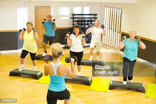 Starszy Fitness Klasy - zdjęcia stockowe i więcej obrazów Pojedynczny stopień - Pojedynczny stopień, Ćwiczenie relaksacyjne, Ćwiczyć