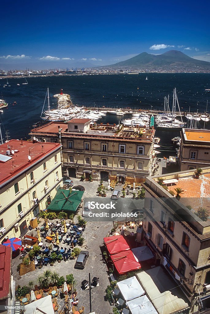 Port touristique de Naples et le golfe - Photo de Bleu libre de droits