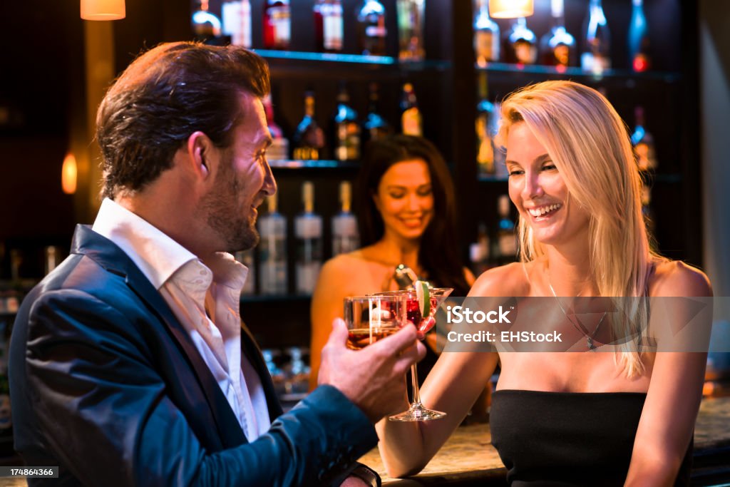 Homme avec femme boire de Martini au Bar - Photo de En individuel libre de droits
