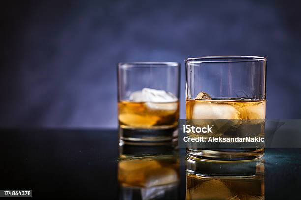 Whiskey Stockfoto und mehr Bilder von Whiskyglas - Whiskyglas, Schwarzer Hintergrund, Likörglas