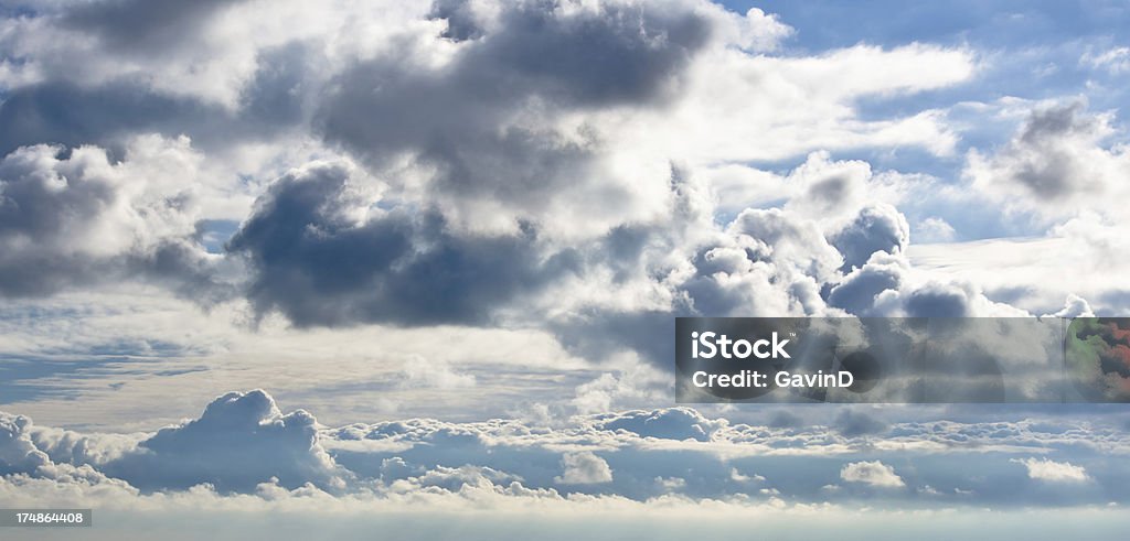 Dramatische interessante Himmel mit verschiedenen Wolken - Lizenzfrei Cumulus Stock-Foto