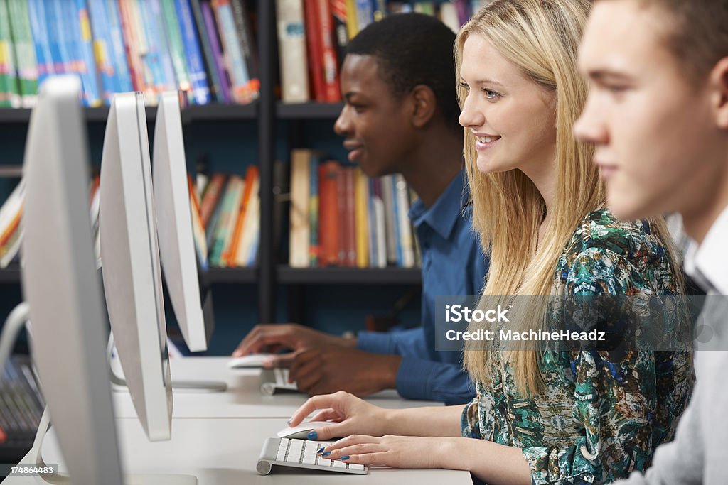 Gruppo di studenti che lavorano al computer In aula - Foto stock royalty-free di Adolescente