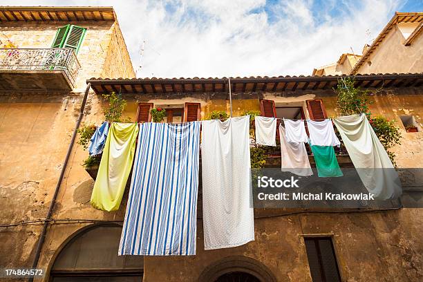 Lavar Roupa Em Casa Italiano - Fotografias de stock e mais imagens de Lençol - Roupa de cama - Lençol - Roupa de cama, Varal de Roupa, Antigo