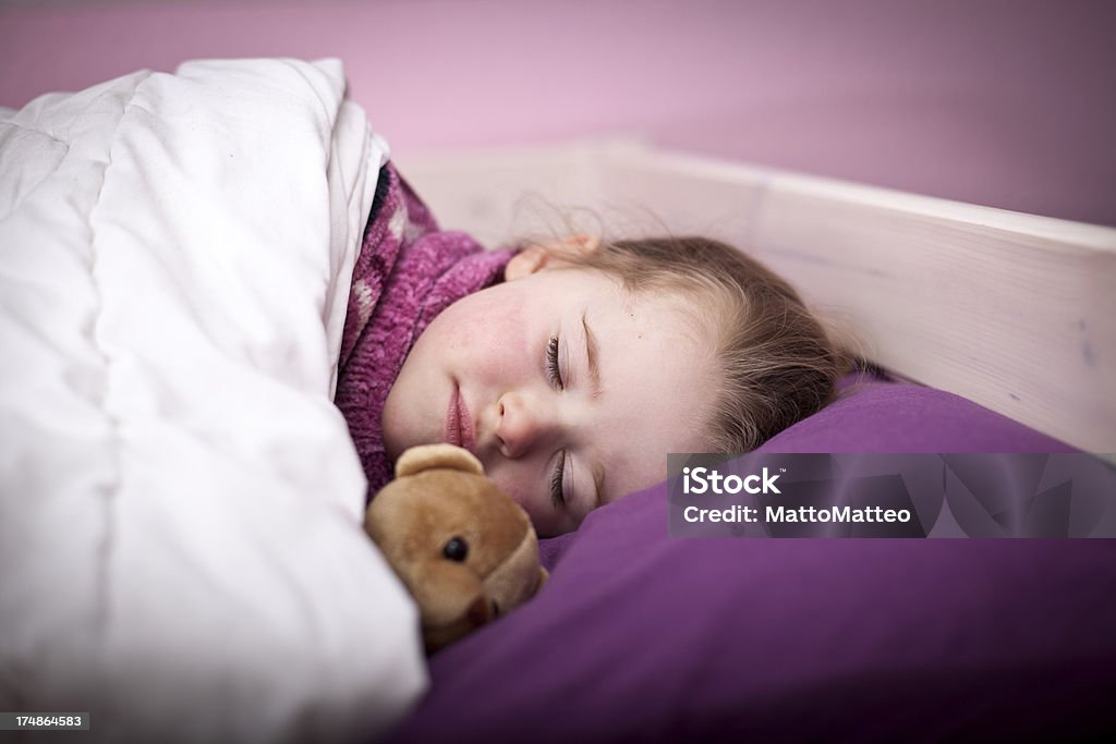 Petite fille dans son lit - Photo de Beauté libre de droits