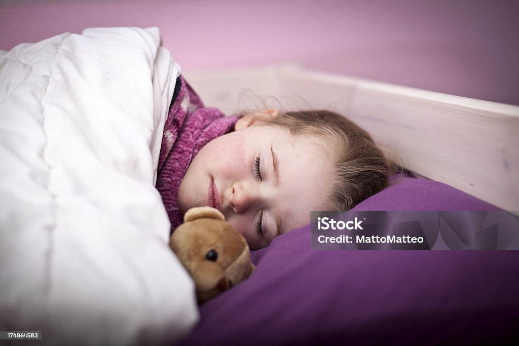 Bambina nel suo letto - Foto stock royalty-free di Allegro