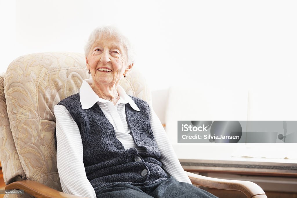 portrait de femme senior à la maison - Photo de Adulte libre de droits