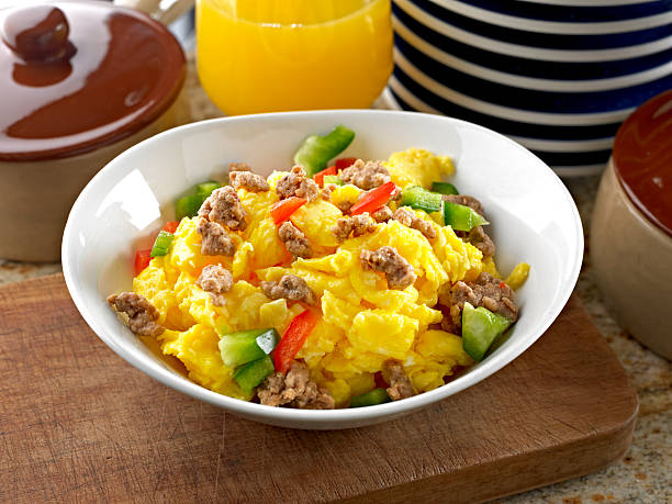 스크램블 에그, 소시지. - scrambled eggs hash brown prepared potato eggs 뉴스 사진 이미지