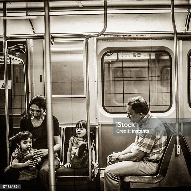 Mit Der Ubahn Stockfoto und mehr Bilder von 2-3 Jahre - 2-3 Jahre, 30-34 Jahre, 4-5 Jahre