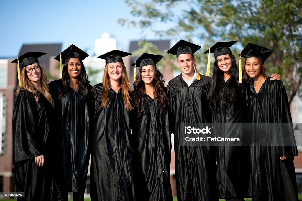 Gruppo eterogeneo di studenti laureati Università - Foto stock royalty-free di 20-24 anni