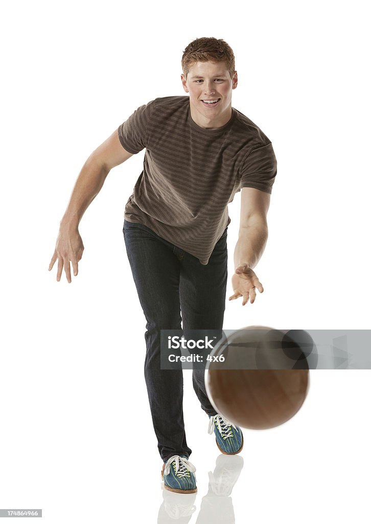Atraente jovem jogando com uma bola de boliche - Foto de stock de 20 Anos royalty-free
