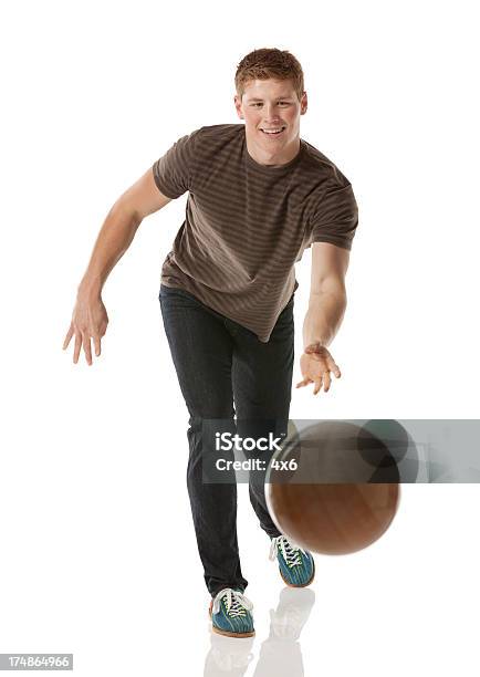 Foto de Atraente Jovem Jogando Com Uma Bola De Boliche e mais fotos de stock de 20 Anos - 20 Anos, Adulto, Arremessar