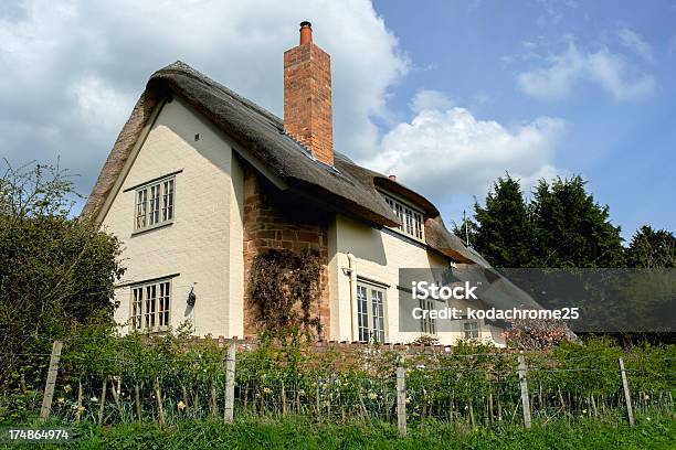 Cottage - Fotografie stock e altre immagini di Casetta di campagna - Casetta di campagna, Rustico, Ambientazione esterna