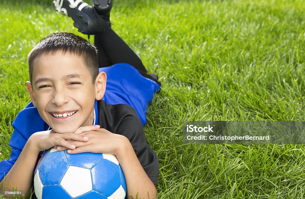 Jeune garçon prenant une pause de football - Photo de Ballon de football libre de droits