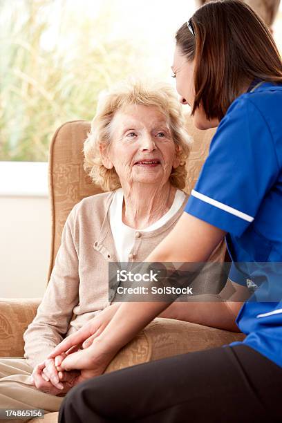 Alte Frau Und Eine Krankenschwester Stockfoto und mehr Bilder von Aktiver Senior - Aktiver Senior, Alter Erwachsener, Altersheim