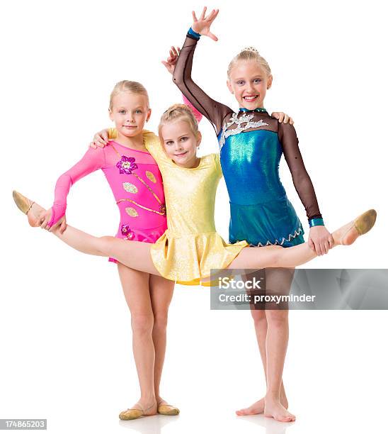 곡예 댄스팀 흰색 바탕에 그림자와 3 명에 대한 스톡 사진 및 기타 이미지 - 3 명, 6-7 살, 8-9 살