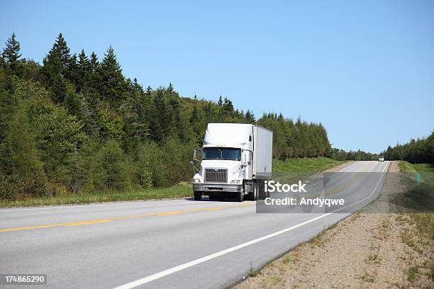 Photo libre de droit de Camion Blanc banque d'images et plus d'images libres de droit de Autoroute - Autoroute, Autoroute inter-état américaine, Blanc