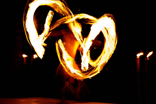 traditionnelle de la danse du feu d'hawaï - fire dancer photos et images de collection