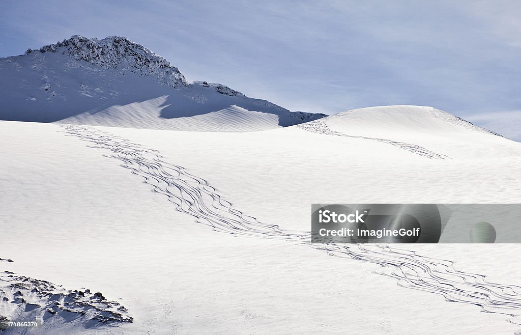 Polvo de esquí en pistas de glaciar - Foto de stock de Actividades recreativas libre de derechos