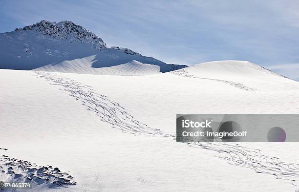 Polvo De Esquí En Pistas De Glaciar Foto de stock y más banco de imágenes de Actividades recreativas - Actividades recreativas, Aire libre, Azul