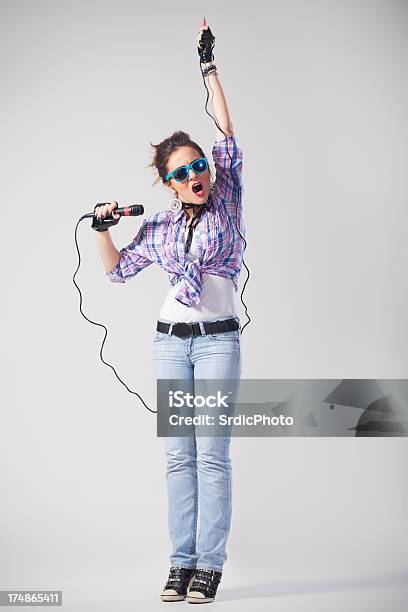 Foto de Engraçado Musicista Usando Óculos Com Microfone E Músicos e mais fotos de stock de 20 Anos