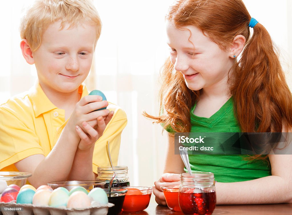 Little Boy and Girl Dyeing huevos de Pascuas - Foto de stock de 6-7 años libre de derechos