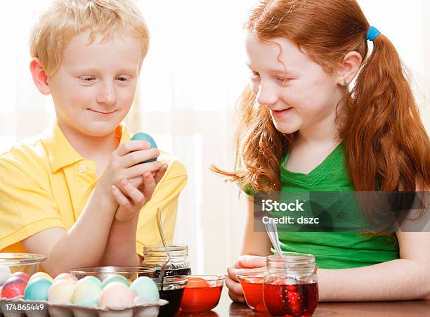 Little Boy And Girl Dyeing Huevos De Pascuas Foto de stock y más banco de imágenes de 6-7 años - 6-7 años, 8-9 años, Actividad